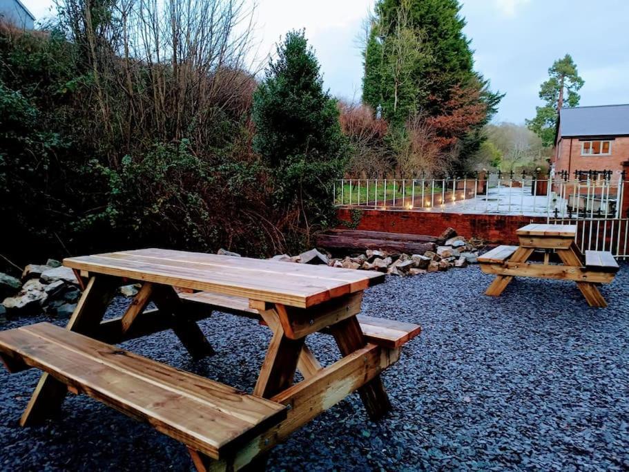 The West Wing At Eriviat Hall Hot Tub Henllan  Dış mekan fotoğraf