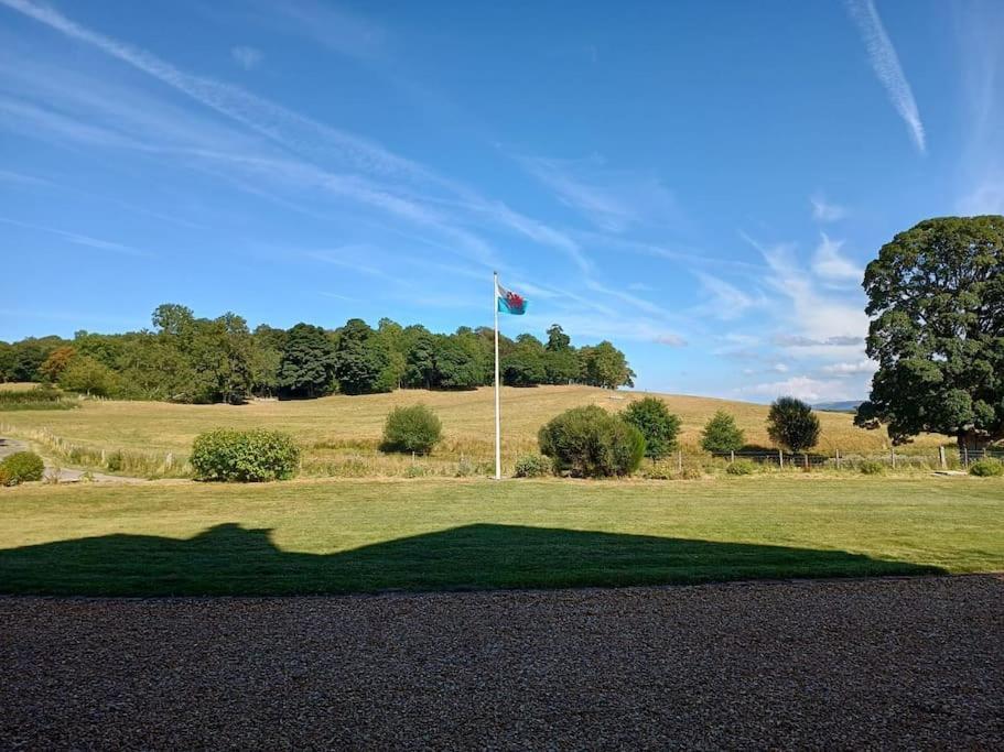 The West Wing At Eriviat Hall Hot Tub Henllan  Dış mekan fotoğraf